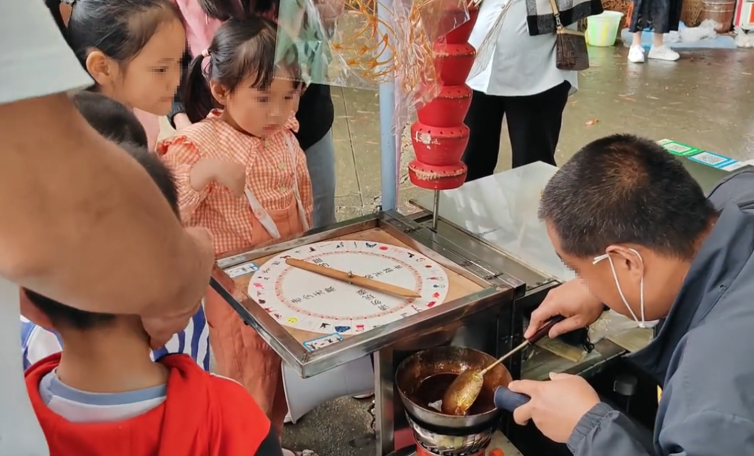 冒泡网：年底摆摊会很火，从大年30忙到正月十五，利润丰厚的小生意