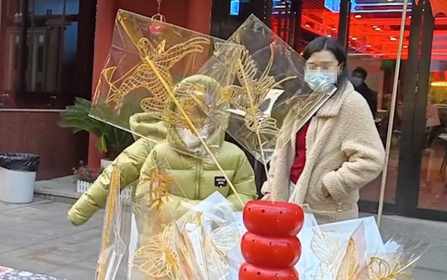 冒泡网：年底摆摊会很火，从大年30忙到正月十五，利润丰厚的小生意